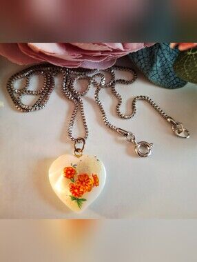 Vintage 80s 🤍💐✨️Floral Jade Heart Pendant Necklace